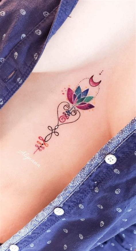 tatuajes pecho mujer|5 hermosos diseños de tatuajes entre los pechos para。